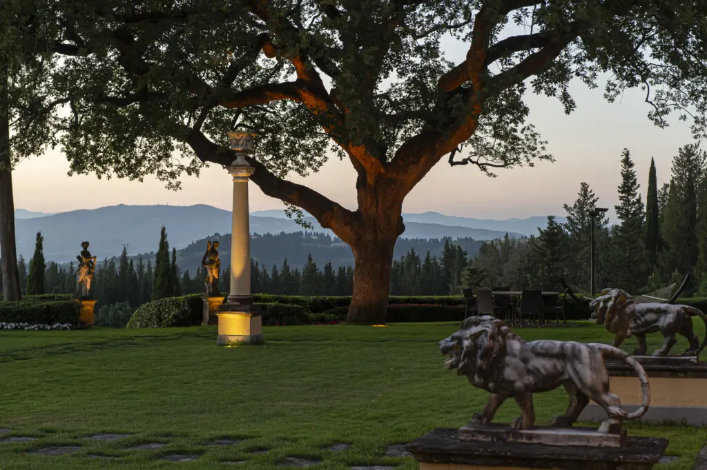 Il giardino all'imbrunire